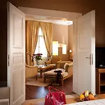 Mamaison Riverside Szálloda 5*